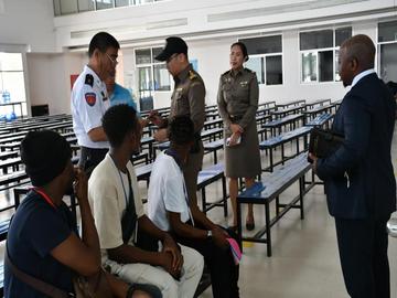 မြန်မာနိုင်ငံအတွင်းသို့ နယ်စပ်လမ်းကြောင်းများမှ တရားမဝင် ဝင်ရောက်လာသည့်  မာလဝီနိုင်ငံသား သုံးဦးအား မြန်မာ-ထိုင်း အမှတ်(၂)ချစ်ကြည်ရေးတံတားမှတစ်ဆင့် သက်ဆိုင်ရာနိုင်ငံသို့ ပြည်နှင်လွှဲပြောင်းပေးအပ်
