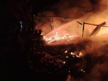 ပဲခူးတိုင်းဒေသကြီး၊ ဒိုက်ဦးမြို့နယ်၊ အမှတ်(၅)သံတံတားရပ်ကွက်၊ ဈေးလမ်းရှိ သစ်စက်ဂိုဒေါင်(အဟောင်း) မီးလောင်မှု 