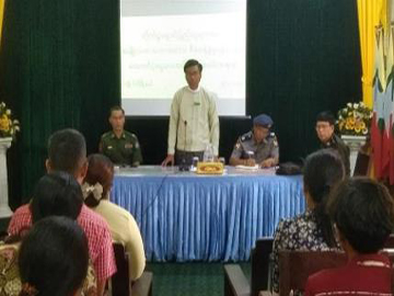 မွန်ပြည်နယ်၊ ကျိုက်ထိုမြို့နယ်အထွေထွေအုပ်ချုပ်ရေးဦးစီးဌာနရုံး အစည်းအဝေးခန်းမ၌ အကြမ်းဖက်ဖြစ်စဉ်များကြောင့် ယာယီနေရပ်စွန့်ခွာပြည်သူများအား ထောက်ပံ့ပေးအပ်ခြင်းအခမ်းအနား ကျင်းပ