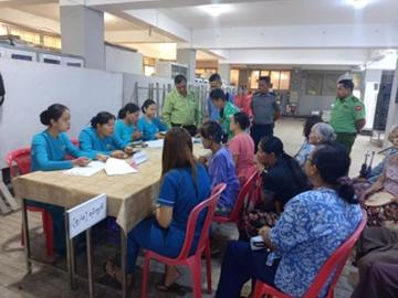 ရန်ကုန်တိုင်းဒေသကြီး၊ သင်္ဃန်းကျွန်းခရိုင်၊ ရန်ကင်းမြို့နယ်၊ အမှတ်(၁၄)ရပ်ကွက်၊ မိုးကောင်းဘုရားဝင်းအတွင်းရှိ မဟာသာသနာဗိမာန်တော်ကြီး၌ ယာယီလာရောက်နေထိုင်သည့် တိုက်ပွဲရှောင်ပြည်သူများအား ထောက်ပံ့ငွေပေးအပ်ခြင်းအခမ်းအနား ကျင်းပ