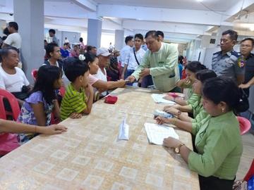 ရန်ကုန်တိုင်းဒေသကြီး၊ သင်္ဃန်းကျွန်းခရိုင်၊ ရန်ကင်းမြို့နယ်၊ အမှတ်(၁၄)ရပ်ကွက်၊ မိုးကောင်းဘုရားဝင်းအတွင်းရှိ နေရပ်စွန့်ခွာနေရသည့် ပြည်သူများအား ထောက်ပံ့ငွေပေးအပ်ခြင်းအခမ်းအနား ကျင်းပ