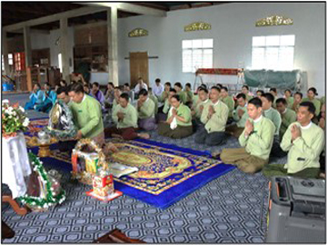 တနင်္သာရီတိုင်းဒေသကြီး၊ ထားဝယ်ခရိုင်၊ ထားဝယ်မြို့၊ ဗျောတောဝရပ်ကွက်၊ ပန်းသုံးဝဘုန်းတော်ကြီးကျောင်းတွင် တိုင်းဒေသကြီးအထွေထွေအုပ်ချုပ်ရေးဦးစီးဌာနဝန်ထမ်းများမှ ဝါဆိုသင်္ကန်း ဆက်ကပ်လှူဒါန်း