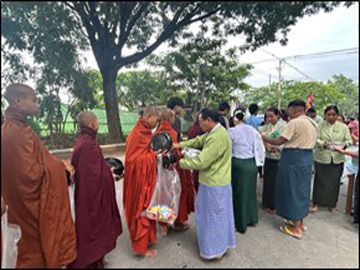 ရှမ်းပြည်နယ်၊ ကလောခရိုင်၊ ညောင်ရွှေမြို့နယ်၊ နန္ဒဝန်ရပ်ကွက်ရှိ အောင်ချမ်းသာနေ့စဉ်ပိဏ္ဍပါတ် ဆွမ်းလောင်းအသင်းမှ ပိဏ္ဍပါတ်ဆွမ်းနှင့် လှူဖွယ်ဝတ္ထုပစ္စည်းများ လောင်းလှူခြင်း 
