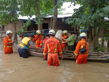 မကွေးတိုင်းဒေသကြီး၊ ကံမမြို့နယ်၌ ဧရာဝတီမြစ်ရေ မြင့်တက်မှုကြောင့် အမှတ်(၁)ရပ်ကွက်နှင့် အမှတ်(၂)ရပ်ကွက်ရှိ လူနေအိမ်များအတွင်း ရေဝင်ရောက်သဖြင့် ရေဘေးလွတ်ရာသို့ ကူညီရွှေ့ပြောင်းရေးလုပ်ငန်းများ ဆောင်ရွက်မှု