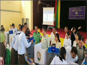 ရန်ကုန်တိုင်းဒေသကြီး၊ တွံတေးခရိုင်၊ ကွမ်းခြံကုန်းမြို့နယ်၊ ဈေးပိုင်းရပ်ကွက်၊ အမှတ်(၂)အခြေခံပညာ အထက်တန်းကျောင်းခန်းမ၌ မြန်မာအီလက်ထရောနစ်မဲပေးစက် (MEVM) ကိုင်တွယ်အသုံးပြုခြင်းဆိုင်ရာသင်တန်းအား ကြည့်ရှုစစ်ဆေး