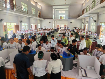 ရန်ကုန်တိုင်းဒေသကြီး၊ တွံတေးခရိုင်၊ ဒလမြို့နယ်အထွေထွေအုပ်ချုပ်ရေးဦးစီးဌာန၊ သီရိဇေယျနော်ရထာခန်းမ၌ မြန်မာအီလက်ထရောနစ်မဲပေးစက် (MEVM) ကိုင်တွယ်အသုံးပြုခြင်းဆိုင်ရာ သင်တန်းအား ကြည့်ရှုအားပေး