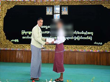 မွန်ပြည်နယ်၊ မော်လမြိုင်ခရိုင်၊ မော်လမြိုင်မြို့၊ အရှေ့တောင်တိုင်းစစ်ဌာနချုပ်ရှိ အောင်ဆန်းခန်းမ၌ ပြစ်မှုကျူးလွန်ခြင်းမရှိသော PDF သင်တန်းဆင်းပြီး လက်နက်/ခဲယမ်းနှင့်အတူ အလင်းဝင်ရောက်လာသူများအား မိဘအုပ်ထိန်းသူများထံ လွှဲပြောင်းလက်ခံပွဲ ကျင်းပ