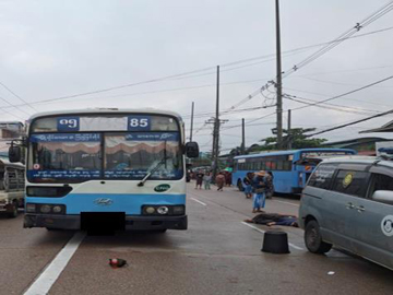 ရန်ကုန်တိုင်းဒေသကြီး၊ လှိုင်သာယာ(အနောက်ပိုင်း)မြို့နယ်၌ YBS ခရီးသည်တင်မော်တော်ယာဉ်မှ အရှိန်မထိန်းနိုင်ဘဲ ဝင်ရောက်တိုက်မိခဲ့မှုကြောင့် လမ်းဖြတ်ကူးသူ အမျိုးသား တစ်ဦး သေဆုံး 