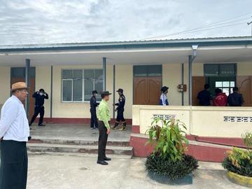 ရှမ်းပြည်နယ်၊ မူဆယ်ခရိုင်၊ မူဆယ်မြို့နယ်၊ ကောင်းမူးတုံရပ်ကွက်ရှိ ငွေဆင်မူလတန်းကျောင်း၌ သွေးလွန်တုပ်ကွေးရောဂါ ကြိုတင်ကာကွယ်နှိမ်နင်းရေးအတွက် ခြင်ဆေးဖျန်းခြင်းနှင့် အဘိတ်ဆေးခတ်ခြင်းများအား ကွင်းဆင်းစစ်ဆေး